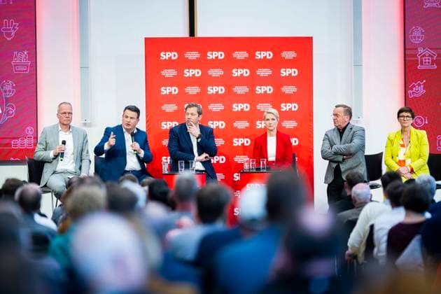 Bilder des Jahres 2025, News 04 April News Bilder des Tages 14.04.2025 - Dialogkonferenz der SPD-Parteispitze in Hannover vor dem Start des SPD-Mitgliedervotums über den ausgehandelten Koalitionsvertrag der SPD mit CDU und CSU. Im Bild (L-R): Matthias Miersch (Generalsekretär), Hubertus Heil (Arbeitsminister), Lars Klingbeil (Parteivorsitzender), Manuela Schwesig (Ministerpräsidentin Mecklenburg-Vorpommern), Boris Pistorius (Verteidigungsminister), Saskia Esken (Parteivorsitzende). , Hannover Niedersachsen Deutschland Karriere-Campus *** 14 04 2025 Dialogue conference of the SPD party leadership in Hanover before the start of the SPD membership vote on the SPDs negotiated coalition agreement with the CDU and CSU In the picture L R Matthias Miersch Secretary General , Hubertus Heil Minister of La