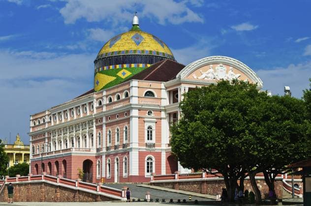 Das Teatro Amazonas ist ein Opernhaus in Manaus, Brasilien. Am 31. Dezember 1896 eingeweiht, wurde es durch die Einnahmen des Kautschukbooms finanziert. Der Film Fitzcarraldo von Werner Herzog aus dem Jahr 1982 machte das Teatro Amazonas wieder in Deutschland bekannt. Außerdem hat Sharon Lockhart 1999 den Film Teatro Amazonas veröffentlicht und hatte von Juni bis August 2000 eine Ausstellung über dieses Opernhaus im Kunstmuseum Wolfsburg. Die Geschichte dieses Opernhauses begann, als der Abgeordnete Antônio José Fernandes Júnior das Projekt 1881 vorschlug und es genehmigt wurde. Den Auftrag zur Planung des architektonischen Werks erhielt 1883 das Gabinete Português de Engenharia e Arquitetura (Portugiesisches Büro für Ingenieurwesen und Ar Copyright: imageBROKER JensxNieswandt ibxiqx13044262.jpg