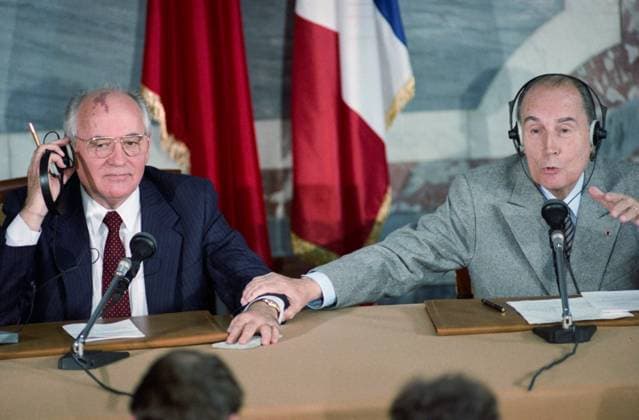 Archivbilder der Woche KW16 Rambouillet, France. General Secretary of the CPSU Central Committee, President of the USSR Mikhail Gorbachev (L) and President of the French Republic Francois Mitterrand take part in a press conference at the Marble Hall of the Castle of Rambouillet which is the official summer residence of French presidents. Vladimir Musaelyan, Eduard Pesov TASS  17532460
