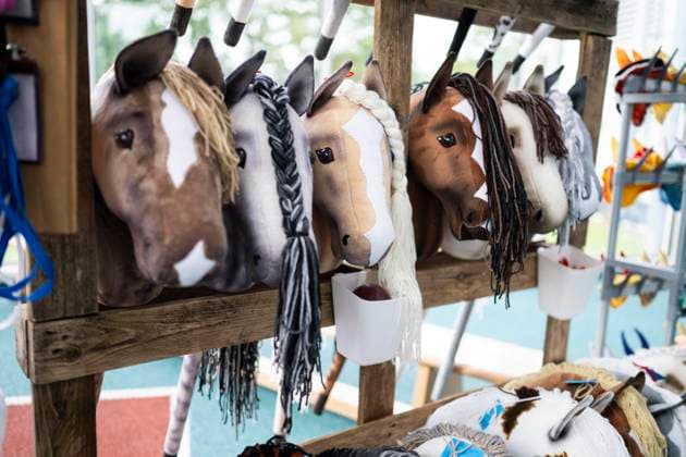 Deutsche Meisterschaft im Steckenpferd-Reiten 14.09.2024 Frankfurt Erste Deutsche Meisterschaft im Hobby Horsing in der Leichtathletik-Halle, Sportzentrum Frankfurt-Kalbach. Frankfurt Frankfurt Hessen Germany *** German Hobby Horse Riding Championships 14 09 2024 Frankfurt First German Hobby Horsing Championships in the Athletics Hall, Sportzentrum Frankfurt Kalbach Frankfurt Frankfurt Hessen Germany
