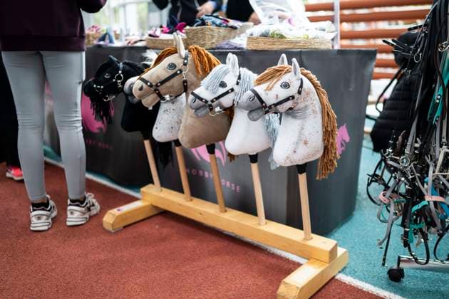 Deutsche Meisterschaft im Steckenpferd-Reiten 14.09.2024 Frankfurt Erste Deutsche Meisterschaft im Hobby Horsing in der Leichtathletik-Halle, Sportzentrum Frankfurt-Kalbach. Frankfurt Frankfurt Hessen Germany *** German Hobby Horse Riding Championships 14 09 2024 Frankfurt First German Hobby Horsing Championships in the Athletics Hall, Sportzentrum Frankfurt Kalbach Frankfurt Frankfurt Hessen Germany