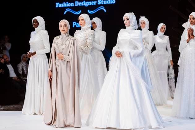 April 14, 2025, Abu Dhabi, United Arab Emirates: Models seen on stage for Salam Design. Designers Miha (Turkey), Salam Design (Palestine), Turana Atash (London - UK), Arta Kallaba (USA) and Khalifa Fund x Emirati Designers (UAE) attend the first runaway of Abu Dhabi Modest Fashion Week organized by Think Fashion at St. Regis Saadiyat Island Resort. Abu Dhabi United Arab Emirates - ZUMAs197 20250414_aab_s197_023 Copyright: xValeriaxFerrarox