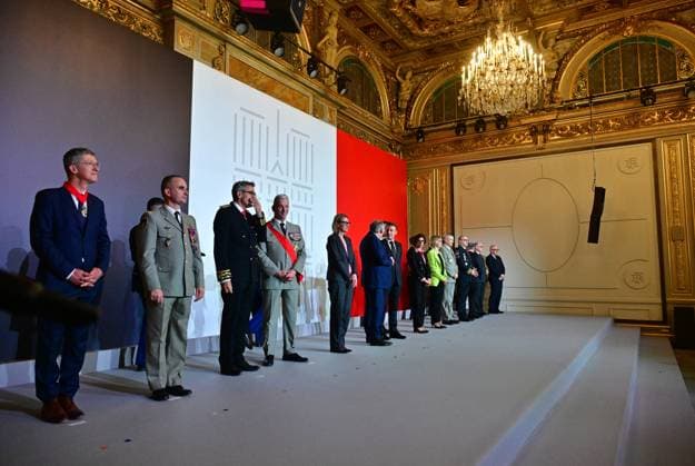 French President Emmanuel Macron during an award ceremony in honor of craftspeople and officials who contributed to the restoration of Notre Dame Cathedral at the Elysee Palace in Paris French President Emmanuel Macron during an award ceremony in honor of craftspeople and officials who contributed to the restoration of Notre Dame Cathedral at the Elysee Palace in Paris French President Emmanuel Macron during an award ceremony in honor of craftspeople and officials who contributed to the restoration of Notre Dame Cathedral at the Elysee Palace in Paris French President Emmanuel Macron during an award ceremony in honor of craftspeople and officials who contributed to the restoration of Notre Dame Cathedral at the Elysee Palace in Paris, Fran  Copyright: xChristianxLiewigx xBestimagexChristianxLiewigx xBestimagex