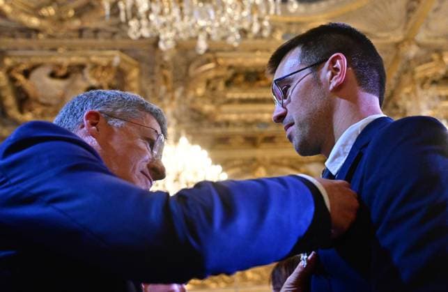 Le président français Emmanuel Macron lors dune cérémonie de remise de prix aux artisans et des fonctionnaires qui ont contribué à la restauration de la cathédrale Notre Dame au palais de présidentiel de lÉlysée à Paris Le résident de létablissement public Rebatir Notre Dame de Paris Philippe Jost Le président français lors dune cérémonie de remise de prix aux artisans et des fonctionnaires qui ont contribué à la restauration de la cathédrale Notre Dame au palais de présidentiel de lÉlysée à Paris, France, le 15 avril 2025 Christian Liewig Bestimage French President Emmanuel Macron during an award ceremony in honour of craftspeople and officials who contributed to the restoration of Notre Dame Cathedral at the Elysee Palace in Paris, on Ap  Copyright: xChristianxLiewigx xBestimagexChristianxLiewigx xBestimagex