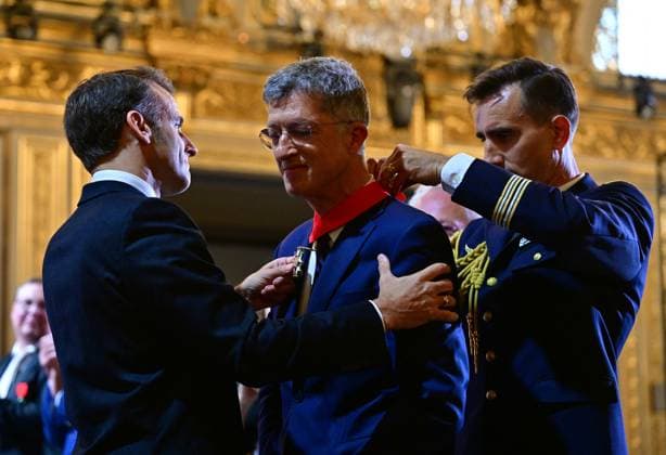 Le président français Emmanuel Macron lors dune cérémonie de remise de prix aux artisans et des fonctionnaires qui ont contribué à la restauration de la cathédrale Notre Dame au palais de présidentiel de lÉlysée à Paris Le président de létablissement public Rebatir Notre Dame de Paris Philippe Jost Le président français Emmanuel Macron lors dune cérémonie de remise de prix aux artisans et des fonctionnaires qui ont contribué à la restauration de la cathédrale Notre Dame au palais de présidentiel de lÉlysée à Paris, France, le 15 avril 2025 Christian Liewig Bestimage French President Emmanuel Macron during an award ceremony in honour of craftspeople and officials who contributed to the restoration of Notre Dame Cathedral at the Elysee Palac  Copyright: xChristianxLiewigx xBestimagexChristianxLiewigx xBestimagex