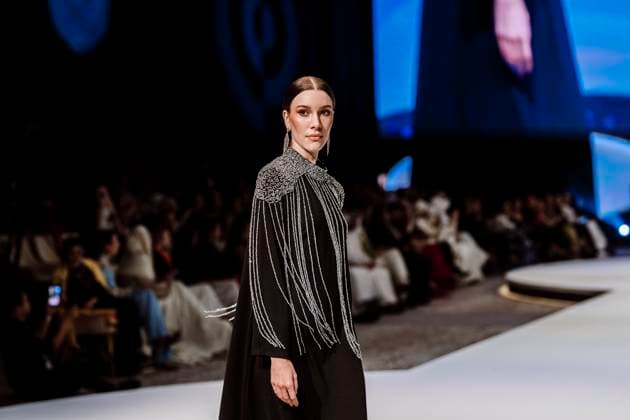 First runaway of Modest Fashion Week in Abu Dhabi, UAE - 14 Apr 2025 A model from Tug Fashion walks the runway during the event. Designers Haba (Qatar), Antonella Bravi (Italy), Afrik Abaya (Nigeria), Tug Fashion (Turkey), Bespoken Atelier (UAE), first runaway of the first day of Abu Dhabi Modest Fashion Week 2025 from (14-16 April), organized by Think Fashion at St. Regis Saadiyat Island Resort. Abu Dhabi United Arab Emirates Copyright: xValeriaxFerrarox xSOPAxImagesx FerraroValeria_14042025_First runaway of Modest Fashion Week in Abu Dhabi (14 April)_31