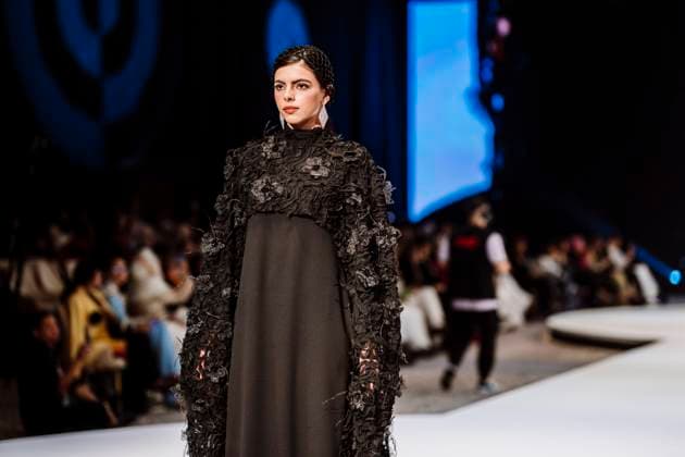 First runaway of Modest Fashion Week in Abu Dhabi, UAE - 14 Apr 2025 A model from Tug Fashion walks the runway during the event. Designers Haba (Qatar), Antonella Bravi (Italy), Afrik Abaya (Nigeria), Tug Fashion (Turkey), Bespoken Atelier (UAE), first runaway of the first day of Abu Dhabi Modest Fashion Week 2025 from (14-16 April), organized by Think Fashion at St. Regis Saadiyat Island Resort. Abu Dhabi United Arab Emirates Copyright: xValeriaxFerrarox xSOPAxImagesx FerraroValeria_14042025_First runaway of Modest Fashion Week in Abu Dhabi (14 April)_32