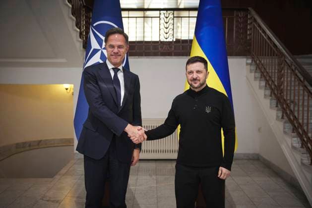 Bilder des Jahres 2025, News 04 April News Bilder des Tages April 15, 2025, Odesa, Odesa Oblast, Ukraine: Ukrainian President Volodymyr Zelenskyy, right, shakes hands with NATO Secretary General Mark Rutte, left, before their bilateral meeting, April 15, 2025 in Odesa, Ukraine. Odesa Ukraine - ZUMAp138 20250415_zaa_p138_004 Copyright: xUkrainexPresidency UkrainianxPrex