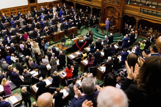 News Bilder des Tages April 15, 2025, Toronto, On, CANADA: Ontario Lt.-Gov. Edith Dumont, is applauded as she delivers her speech from the throne at Queen s Park in Toronto on Tuesday, April 15, 2025. Toronto CANADA  - ZUMAc35_ 20250415_zaf_c35_065 Copyright: xColexBurstonx