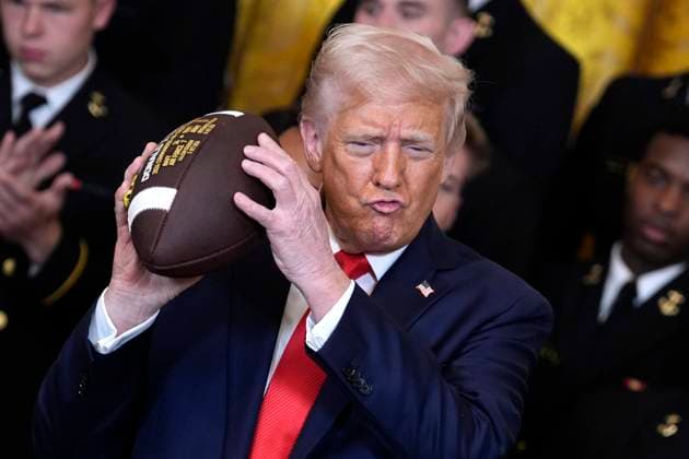 Bilder des Jahres 2025, News 04 April News Themen der Woche KW16 News Bilder des Tages President Donald Trump holds a ceremonial football during the Commander-in-Chief Trophy Presentation to the Navy Midshipmen, the United States Naval Academy, in the East Room at the White House in Washington on Tuesday, April 15, 2025.  WASP202504151522 YurixGripas