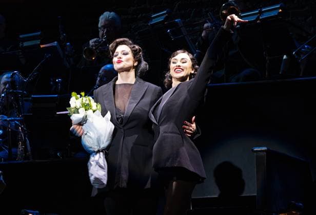 Bilder des Jahres 2025, Entertainment 04 April Entertainment Themen der Woche KW16 Entertainment Bilder des Tages Ashley Graham Chicago curtain call on Broadway Featuring: Ashley Graham, Sophie Carmen-Jones Where: New York, New York, United States When: 15 Apr 2025 Credit: Janet Mayer INSTARimages.com EDITORIAL USE ONLY. NOT FOR USE BY NEWSPAPERS BASED IN THE UK. Copyright: xx instar54669659