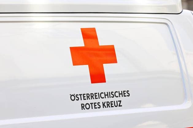 16.04.2025, Linz, AUT, Unterwegs in Oberösterreich, Symbolbild, Verschiedene Themenbilder, Themenbild, im Bild Rettung, Rotes Kreuz, Einsatzfahrzeug, Rettungsorganisation, Erste Hilfe, Hilfsdienst, Linz, *** 16 04 2025, Linz, AUT, On the road in Upper Austria, symbol picture, various theme pictures, theme picture, in the picture rescue, Red Cross, emergency vehicle, rescue organization, first aid, emergency service, Linz,