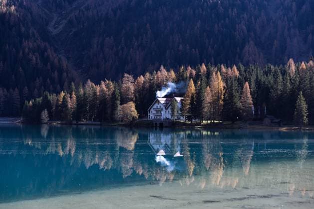 Lakeside villa with chimney smoke at Lago di Anterselva Anterselva di Sopra, Trentino-Alto Adige, Italy R_MGTP250415-1625084-01