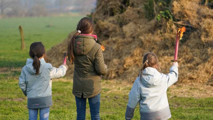 Deutschland, Europa Osterfeuer, Kinder mit Fackeln, Entzündung des Holzhaufens, Dorftradition, Frühling, Brauchtumspflege, ländliches Fest, Osterbrauch, Familienereignis, Gemeinschaftsgefühl, Zuschauer, große Flammen, Feuerwehr im Einsatz, Brandschutz, Sicherheitsvorkehrungen, Ehrenamt, Ostfriesland, öffentliches Osterfest, Brauchtumsveranstaltung, Frühlingsritual. Symbolfoto *** Germany, Europe Easter bonfire, children with torches, lighting of the woodpile, village tradition, springtime, preservation of customs, rural festival, Easter custom, family event, sense of community, spectators, large flames, fire department in action, fire protection, safety precautions, voluntary work, East Frisia, public Easter festival, custom Copyright: xJOERANxSTEINSIEKx