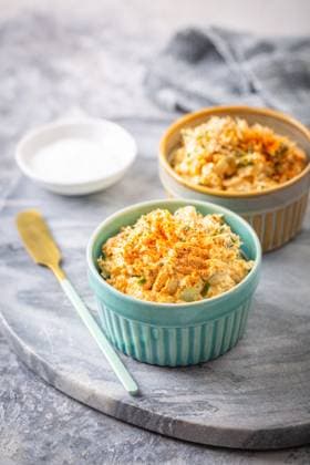Hausgemachter Thunfisch-Ei-Aufstrich mit Hüttenkäse und Schnittlauch Hausgemachter Thunfisch-Ei-Aufstrich mit Hüttenkäse und Schnittlauch (License=RF) Copyright: xZoonar.com IngridxBalabanovax 23162433
