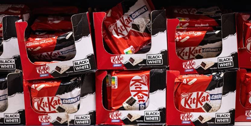 KitKat Chunky Black and White Variety Packs - FRANKFURT, DEUTSCHLAND - 21. MÄRZ 2025 A neatly arranged shelf of KitKat Chunky bars in black and white packaging, showcasing popular snack options for chocolate lovers. - FRANKFURT, GERMANY - MARCH 21, 2025 (License=RM) Copyright: xZoonar.com ÊrikxLattweinx 23193116
