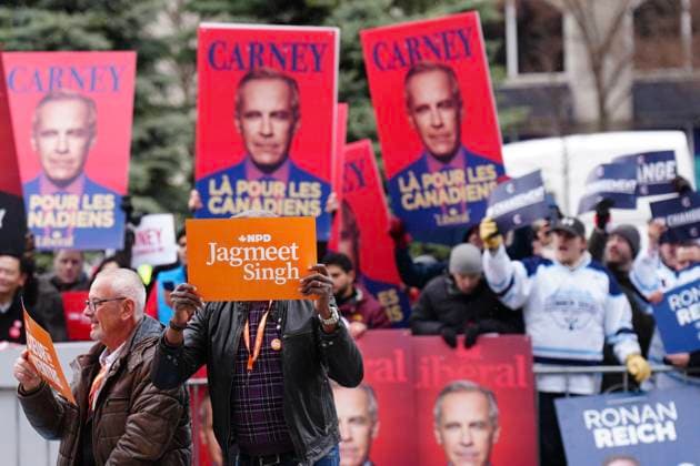 April 16, 2025, Montreal, Pq, CAN: NDP supports hold placards as Leader Jagmeet Singh arrives for the French-language federal election debate, in Montreal on Wednesday, April 16, 2025. Montreal CAN  - ZUMAc35_ 20250416_zaf_c35_123 Copyright: xChrisxYoungx