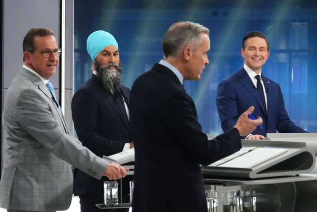 News Bilder des Tages April 16, 2025, Montreal, Pq, Canada: Conservative Leader Pierre Poilievre, New Democratic Party Leader Jagmeet Singh and Bloc Quebecois Leader Yves-Francois Blanchet smiles as Liberal Leader Mark Carney speaks during the French-language federal leaders debate, in Montreal, Wednesday, April 16, 2025. Montreal Canada  - ZUMAc35_ 20250416_zaf_c35_140 Copyright: xSeanxKilpatrickx