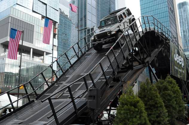 Bilder des Jahres 2025, News 04 April News Bilder des Tages April 16, 2025, New York, United States: A person drives a Jeep Wrangler Rubicon down a ramp at an exhibition on media day at the 2025 New York International Auto Show in the Jacob K. Javits Convention Center. The annual NYIAS featured various car companies, debuts of new vehicles and automobile industry professionals. The show is celebrating its 125th anniversary this year. The convention opens to the public on April 18 and ends on April 27 attracting thousands of car enthusiasts. The NYIAS began in 1900 showcasing automobiles and examples of future car technology. New York United States - ZUMAs197 20250416_aaa_s197_293 Copyright: xJiminxKimx
