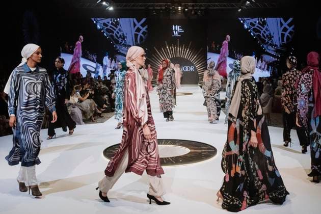 April 15, 2025, Abu Dhabi, United Arab Emirates: Models seen on stage for Imannoor. Turkish brand Imannor presented at the final show of the second day of Abu Dhabi Modest Fashion Week 2025 (14-16 April), organized by Think Fashion at St. Regis Saadiyat Island Resort. Abu Dhabi United Arab Emirates - ZUMAs197 20250415_aaa_s197_602 Copyright: xValeriaxFerrarox