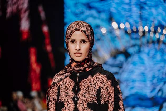 April 15, 2025, Abu Dhabi, United Arab Emirates: Rawdah Mohamed, Norwegian-Somali model, seen on the catwalk for Imannoor. A model seen taking the runway for Imannoor Turkish brand Imannor presented at the final show of the second day of Abu Dhabi Modest Fashion Week 2025 (14-16 April), organized by Think Fashion at St. Regis Saadiyat Island Resort. Abu Dhabi United Arab Emirates - ZUMAs197 20250415_aaa_s197_608 Copyright: xValeriaxFerrarox