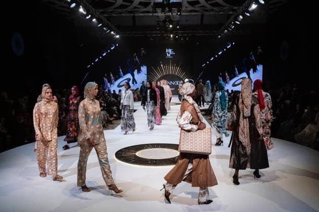 April 15, 2025, Abu Dhabi, United Arab Emirates: Models seen while taking the runway for Imannoor. Turkish brand Imannor presented at the final show of the second day of Abu Dhabi Modest Fashion Week 2025 (14-16 April), organized by Think Fashion at St. Regis Saadiyat Island Resort. Abu Dhabi United Arab Emirates - ZUMAs197 20250415_aaa_s197_609 Copyright: xValeriaxFerrarox