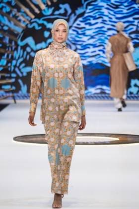 April 15, 2025, Abu Dhabi, United Arab Emirates: A model seen on the runway for Imannoor. Turkish brand Imannor presented at the final show of the second day of Abu Dhabi Modest Fashion Week 2025 (14-16 April), organized by Think Fashion at St. Regis Saadiyat Island Resort. Abu Dhabi United Arab Emirates - ZUMAs197 20250415_aaa_s197_610 Copyright: xValeriaxFerrarox
