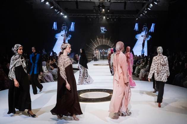April 15, 2025, Abu Dhabi, United Arab Emirates: A group of models seen taking the runway for Imannoor. Turkish brand Imannor presented at the final show of the second day of Abu Dhabi Modest Fashion Week 2025 (14-16 April), organized by Think Fashion at St. Regis Saadiyat Island Resort. Abu Dhabi United Arab Emirates - ZUMAs197 20250415_aaa_s197_620 Copyright: xValeriaxFerrarox