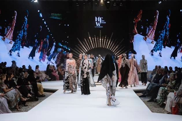 April 15, 2025, Abu Dhabi, United Arab Emirates: Rawdah Mohamed (C-L) Norwegian-Somali model seen during the runway. Turkish brand Imannor presented at the final show of the second day of Abu Dhabi Modest Fashion Week 2025 (14-16 April), organized by Think Fashion at St. Regis Saadiyat Island Resort. Abu Dhabi United Arab Emirates - ZUMAs197 20250415_aaa_s197_622 Copyright: xValeriaxFerrarox