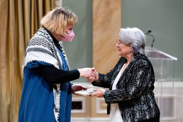 April 17, 2025, Ottawa, On, Canada: Gov. Gen. Mary Simon presents Nv vv Dumas with the Governor GeneralöÄÃ s Literary Award in Poetry for PovÂ®me Dv gv nv rv during a ceremony at Rideau Hall in Ottawa, on Thursday, April 17, 2025. Ottawa Canada  - ZUMAc35_ 20250417_zaf_c35_043 Copyright: xSpencerxColbyx