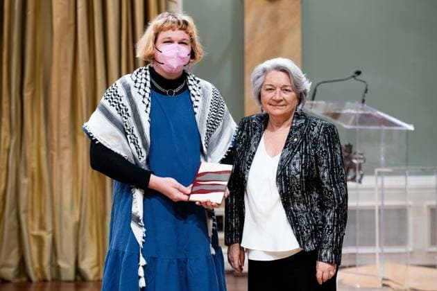 April 17, 2025, Ottawa, On, Canada: Gov. Gen. Mary Simon presents Nv vv Dumas with the Governor GeneralöÄÃ s Literary Award in Poetry for PovÂ®me Dv gv nv rv during a ceremony at Rideau Hall in Ottawa, on Thursday, April 17, 2025. Ottawa Canada  - ZUMAc35_ 20250417_zaf_c35_044 Copyright: xSpencerxColbyx