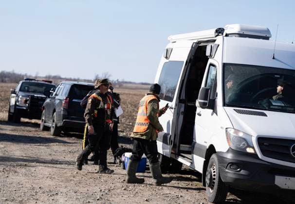 April 17, 2025, Godmanchester, Pq, CANADA: Surete du Quebec and RCMP officers arrive back at a command post after searching for a woman and her two children who are missing crossing the border into Canada illegally overnight in Godmanchester, Que., on Thursday, April 17, 2025. Godmanchester CANADA  - ZUMAc35_ 20250417_zaf_c35_058 Copyright: xChristinnexMuschix