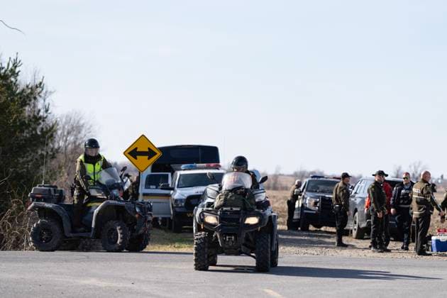 April 17, 2025, Godmanchester, Pq, CANADA: Surete du Quebec and RCMP officers arrive back at a command post after searching for a woman and her two children who are missing crossing the border into Canada illegally overnight in Godmanchester, Que., on Thursday, April 17, 2025. Godmanchester CANADA  - ZUMAc35_ 20250417_zaf_c35_061 Copyright: xChristinnexMuschix