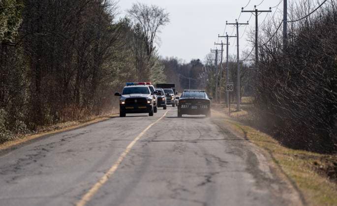 News Bilder des Tages April 17, 2025, Godmanchester, Pq, CANADA: Surete du Quebec and RCMP officers arrive back at a command post after searching for a woman and her two children who are missing crossing the border into Canada illegally overnight in Godmanchester, Que., on Thursday, April 17, 2025. Godmanchester CANADA  - ZUMAc35_ 20250417_zaf_c35_065 Copyright: xChristinnexMuschix