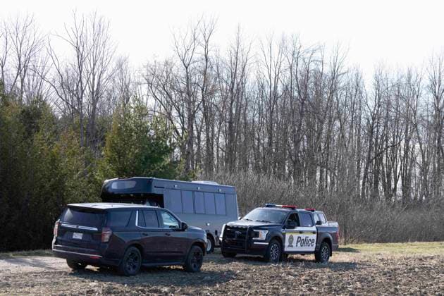 April 17, 2025, Godmanchester, Pq, CANADA: Surete du Quebec and RCMP officers set up a command post to search for a woman and her two children who are missing crossing the border into Canada illegally overnight in Godmanchester, Que., on Thursday, April 17, 2025. Godmanchester CANADA  - ZUMA Apr 20250417_zaf_c35_067 Copyright: xChristinnexMuschix