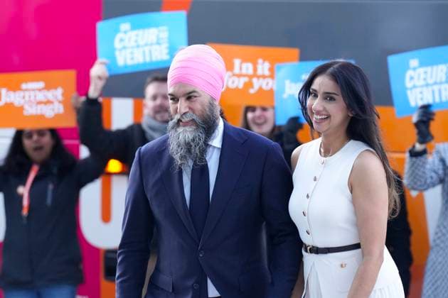 News Bilder des Tages April 17, 2025, Montreal, Pq, CAN: NDP Leader Jagmeet Singh arrives with his wife his wife Gurkiran Kaur Sidhu, for the English-language federal election debate, in Montreal, on Thursday, April 17, 2025. Montreal CAN  - ZUMAc35_ 20250417_zaf_c35_084 Copyright: xChrisxYoungx