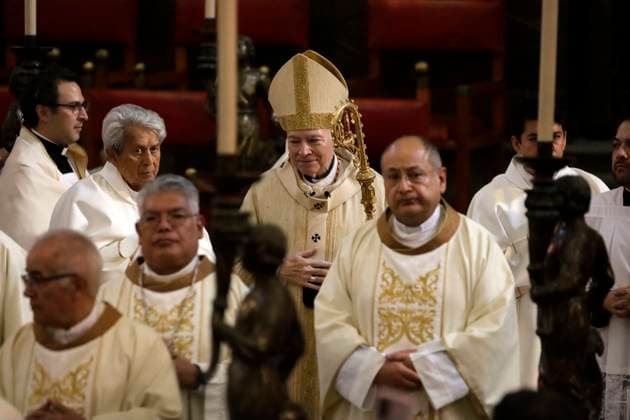 Holy Thursday Mass For Holy Week Celebrations Archbishop Primate of Mexico, Carlos Aguiar Retes, during the mass of the Washing of the Feet on Holy Thursday for the commemoration of Holy Week at the Mexico s Catedral Metropolitana. on April 17, 2025 in Mexico City, Mexico. (Photo by Luis Barron Eyepix Group) Copyright: xLuisxBarron xEyepixxGroupx LB_17042025_152302