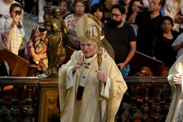Holy Thursday Mass For Holy Week Celebrations Archbishop Primate of Mexico, Carlos Aguiar Retes, during the mass of the Washing of the Feet on Holy Thursday for the commemoration of Holy Week at the Mexico s Catedral Metropolitana. on April 17, 2025 in Mexico City, Mexico. (Photo by Luis Barron Eyepix Group) Copyright: xLuisxBarron xEyepixxGroupx LB_17042025_152303
