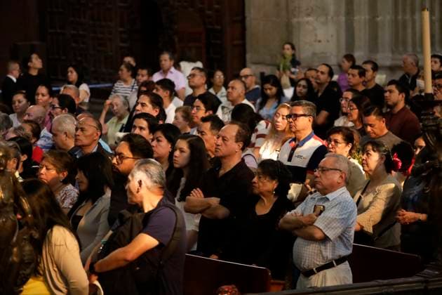 Holy Thursday Mass For Holy Week Celebrations Catholic faithful attend the mass of the Washing of the Feet on Holy Thursday for the commemoration of Holy Week at the Mexico s Catedral Metropolitana. on April 17, 2025 in Mexico City, Mexico. (Photo by Luis Barron Eyepix Group) Copyright: xLuisxBarron xEyepixxGroupx LB_17042025_152309