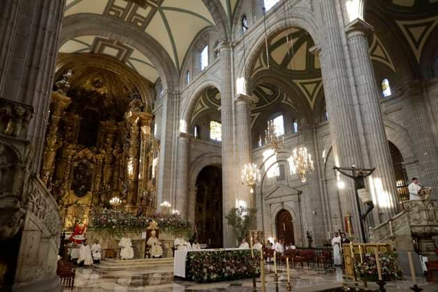 Archbishop Primate of Mexico, Carlos Aguiar Retes, during the mass of the Washing of the Feet on Holy Thursday for the commemoration of Holy Week at the Mexico s Catedral Metropolitana. on April 17, 2025 in Mexico City, Mexico. Mexico City Mexico - ZUMAe321 20250417_zia_e321_010 Copyright: xLuisxBarronx