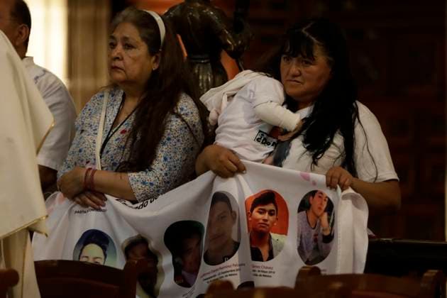 Relatives of missing victims attend the mass of the Washing of the Feet on Holy Thursday for the commemoration of Holy Week at the Mexico s Catedral Metropolitana. on April 17, 2025 in Mexico City, Mexico. Mexico City Mexico - ZUMAe321 20250417_zia_e321_012 Copyright: xLuisxBarronx