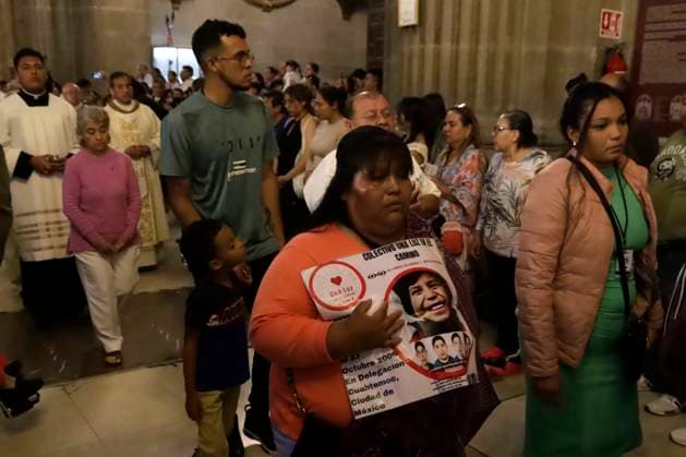 Relatives of missing victims attend the mass of the Washing of the Feet on Holy Thursday for the commemoration of Holy Week at the Mexico s Catedral Metropolitana. on April 17, 2025 in Mexico City, Mexico. Mexico City Mexico - ZUMAe321 20250417_zia_e321_020 Copyright: xLuisxBarronx