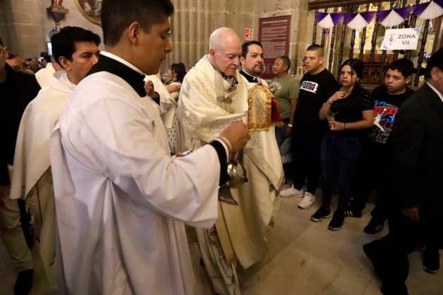 Archbishop Primate of Mexico, Carlos Aguiar Retes, during the mass of the Washing of the Feet on Holy Thursday for the commemoration of Holy Week at the Mexico s Catedral Metropolitana. on April 17, 2025 in Mexico City, Mexico. Mexico City Mexico - ZUMAe321 20250417_zia_e321_021 Copyright: xLuisxBarronx