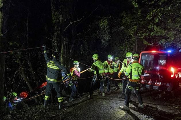 Bilder des Jahres 2025, News 04 April News Bilder des Tages News - Monte Faito Cable Car Crash Rescuers at work near the site of the Monte Faito cable car crash that claimed four lives and injured one person in critical condition, 17 April 2025. Napoli Monte Fatto Italy Copyright: xAntonioxBalascox xLiveMediax LPN_1820080