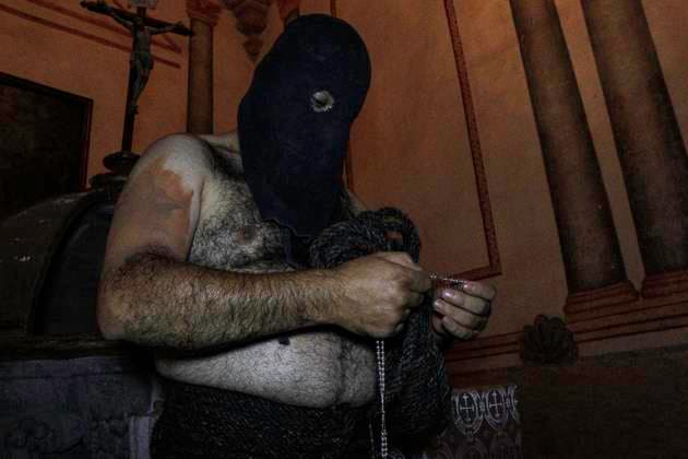 April 17, 2025, Chilpancingo, Guerrero, Mexico: Penitents belonging to the brotherhoods of the Catholic faith participate year after year in the Holy Week Stations of the Cross in Taxco, Mexico, carrying blackberry poles and flagellating themselves, thus fulfilling a mandate. This characterizes this liturgy in one of the most populous cities in Mexico. Chilpancingo Mexico - ZUMAj170 20250417_zip_j170_001 Copyright: xDavidxJuarezx