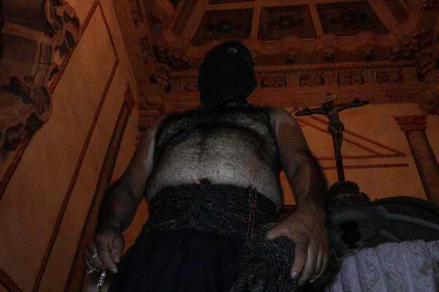 April 17, 2025, Chilpancingo, Guerrero, Mexico: Penitents belonging to the brotherhoods of the Catholic faith participate year after year in the Holy Week Stations of the Cross in Taxco, Mexico, carrying blackberry poles and flagellating themselves, thus fulfilling a mandate. This characterizes this liturgy in one of the most populous cities in Mexico. Chilpancingo Mexico - ZUMAj170 20250417_zip_j170_003 Copyright: xDavidxJuarezx