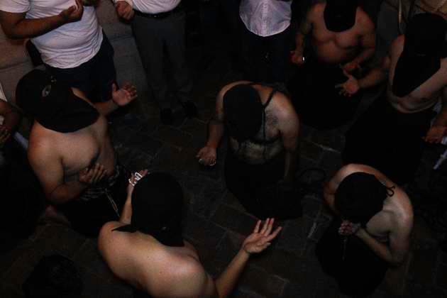 April 17, 2025, Chilpancingo, Guerrero, Mexico: Penitents belonging to the brotherhoods of the Catholic faith participate year after year in the Holy Week Stations of the Cross in Taxco, Mexico, carrying blackberry poles and flagellating themselves, thus fulfilling a mandate. This characterizes this liturgy in one of the most populous cities in Mexico. Chilpancingo Mexico - ZUMAj170 20250417_zip_j170_005 Copyright: xDavidxJuarezx
