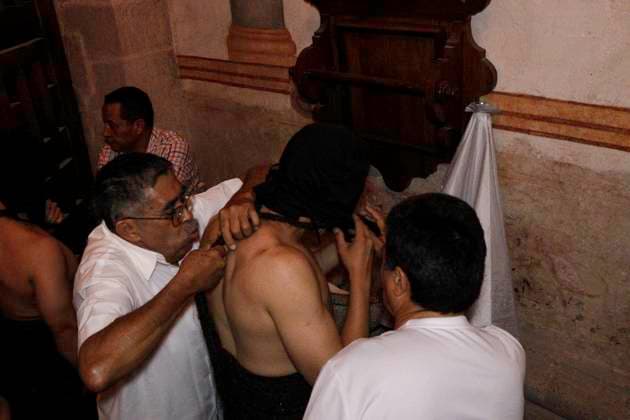 April 17, 2025, Chilpancingo, Guerrero, Mexico: Penitents belonging to the brotherhoods of the Catholic faith participate year after year in the Holy Week Stations of the Cross in Taxco, Mexico, carrying blackberry poles and flagellating themselves, thus fulfilling a mandate. This characterizes this liturgy in one of the most populous cities in Mexico. Chilpancingo Mexico - ZUMAj170 20250417_zip_j170_011 Copyright: xDavidxJuarezx