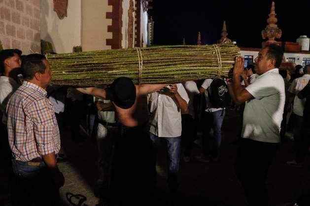 April 17, 2025, Chilpancingo, Guerrero, Mexico: Penitents belonging to the brotherhoods of the Catholic faith participate year after year in the Holy Week Stations of the Cross in Taxco, Mexico, carrying blackberry poles and flagellating themselves, thus fulfilling a mandate. This characterizes this liturgy in one of the most populous cities in Mexico. Chilpancingo Mexico - ZUMAj170 20250417_zip_j170_012 Copyright: xDavidxJuarezx