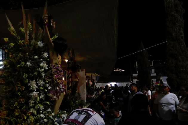April 17, 2025, Chilpancingo, Guerrero, Mexico: Penitents belonging to the brotherhoods of the Catholic faith participate year after year in the Holy Week Stations of the Cross in Taxco, Mexico, carrying blackberry poles and flagellating themselves, thus fulfilling a mandate. This characterizes this liturgy in one of the most populous cities in Mexico. Chilpancingo Mexico - ZUMAj170 20250417_zip_j170_015 Copyright: xDavidxJuarezx